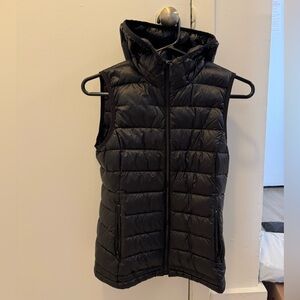 Aritzia TNA Jet Black Hooded Puffer Vest
